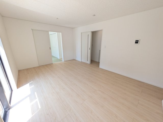 土浦市生田町　第4　新築戸建　4号棟の居間・リビング|居心地の良いデザインと機能性を両立。ご友人を招いたり、趣味を楽しんだり、様々なシーンで活躍する団らんの中心地です。