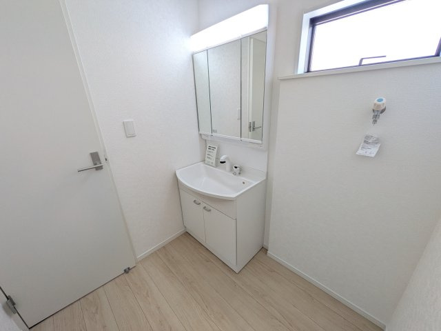土浦市生田町　第4　新築戸建　4号棟の独立洗面台|三面鏡の洗面化粧台はミラー扉の内側がすべて収納スペースになっており、収納力も魅力的です♪
ボックスティッシュも収納可能で、可変トレイは収納物に応じて高さ調整ができます！
取り外して洗えるので清潔です♪
