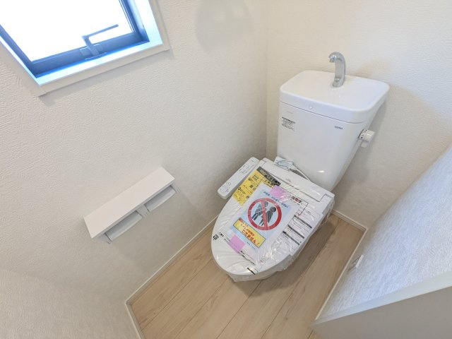 土浦市生田町　第4　新築戸建　4号棟のトイレ|少ない水でもパワフルに洗浄する節水設計。清潔さと機能性を両立させた、毎日気持ち良く使えるトイレ空間です。