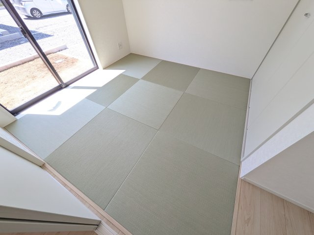 土浦市生田町　第4　新築戸建　4号棟の和室|琉球畳の和室は陽当たりも良く、落ち着ける空間です♪
リビングとの続き間になっているので、お子様の遊ぶスペースやお昼寝などにも使えます！
押し入れもあり収納にも困りません♪