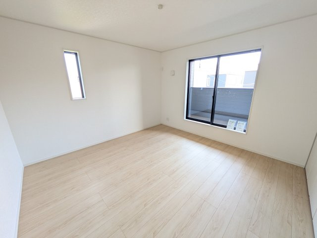 土浦市生田町　第4　新築戸建　4号棟の洋室|バルコニーに面した明るい２面採光で、毎朝爽やかな光を感じられます。