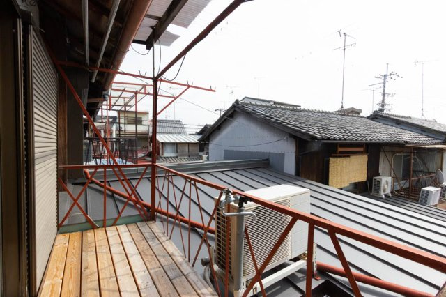 京都紫野 こだわり集まるまちの京町家のバルコニー