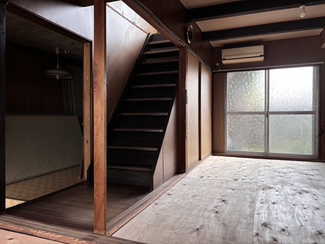 京都紫野 こだわり集まるまちの京町家の内装|真ん中に階段がある町家です