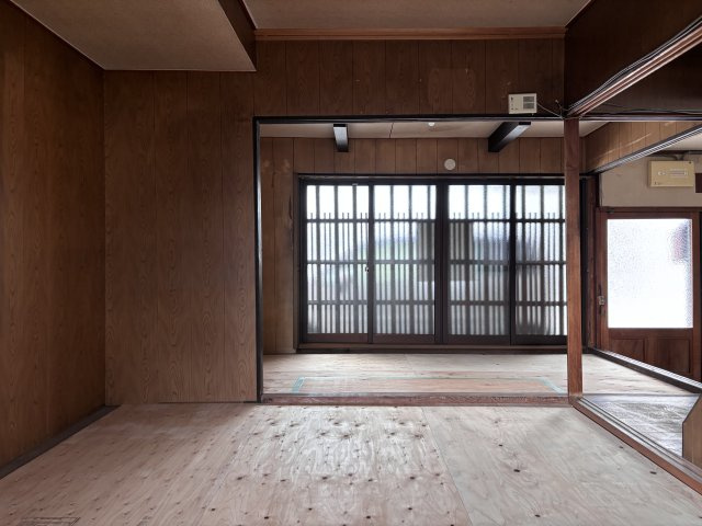 京都紫野 こだわり集まるまちの京町家の居間・リビング|格子から柔らかな光が入ります