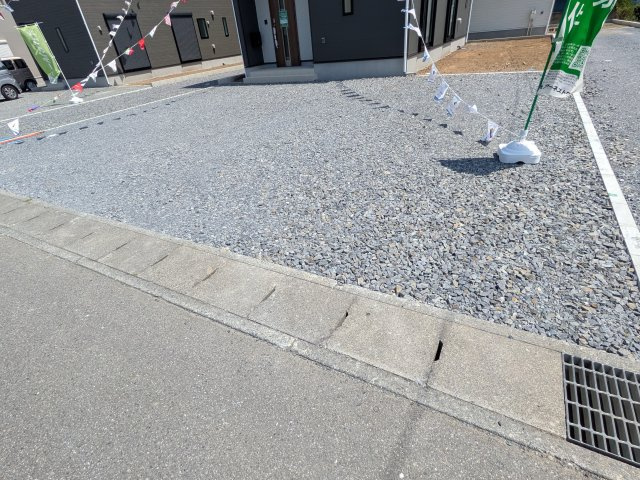 土浦市生田町　第4　新築戸建　6号棟の駐車場|駐車2台可能で、出し入れしやすいゆとりのカースペース。
月々の駐車場代が不要な点も大きな魅力です。