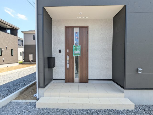 土浦市生田町　第4　新築戸建　6号棟の玄関|玄関ドアはカードキーで開閉も楽々♪
スマホでの開錠と施錠も可能です！
玄関上部には人感センサー付きのダウンライトがあるので、夜間の帰宅時に自動で点灯してくれます♪
防犯対策面にも一役買ってくれます！