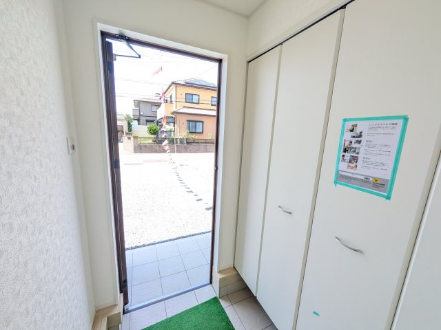 土浦市生田町　第4　新築戸建　6号棟の玄関|家族全員の靴がスッキリ片付く大容量シューズボックス完備。お客様を気持ちよく迎えられる、明るく清潔感あふれる玄関です。