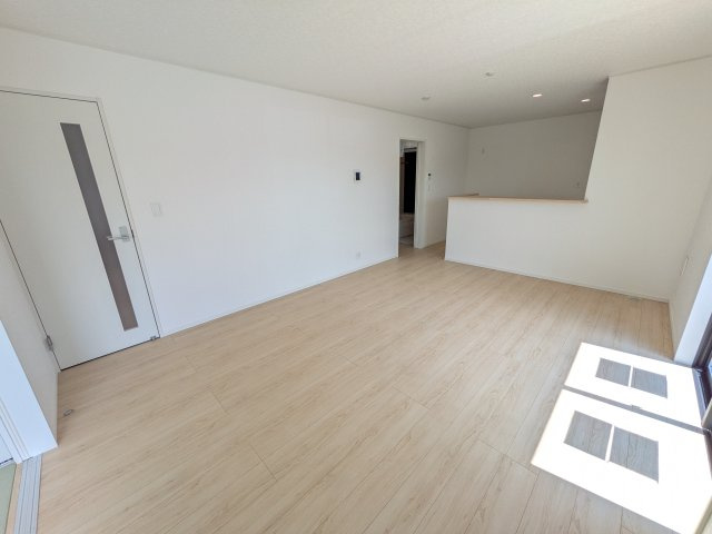 土浦市生田町　第4　新築戸建　6号棟の居間・リビング|家族の会話が自然と弾む、広々としたゆとりのLDK。南西向きの窓からたっぷりの光が射し込む明るく快適な空間です。