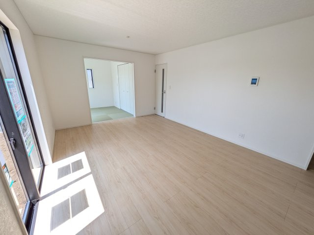 土浦市生田町　第4　新築戸建　6号棟の居間・リビング|居心地の良いデザインと機能性を両立。ご友人を招いたり、趣味を楽しんだり、様々なシーンで活躍する団らんの中心地です。
