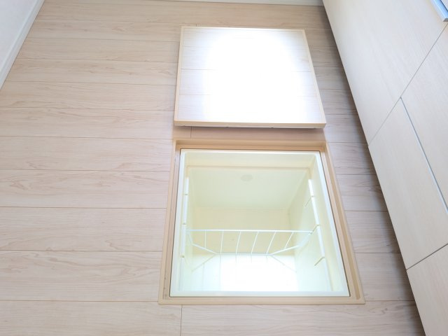 土浦市生田町　第4　新築戸建　6号棟のキッチン|キッチン周りのストック品収納に便利な床下収納。
かさばる飲料水や調味料をまとめてストックでき、キッチンがスッキリ片付きます。