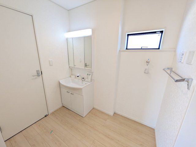 土浦市生田町　第4　新築戸建　6号棟の独立洗面台|三面鏡の洗面化粧台はミラー扉の内側がすべて収納スペースになっており、収納力も魅力的です♪
ボックスティッシュも収納可能で、可変トレイは収納物に応じて高さ調整ができます！
取り外して洗えるので清潔です♪