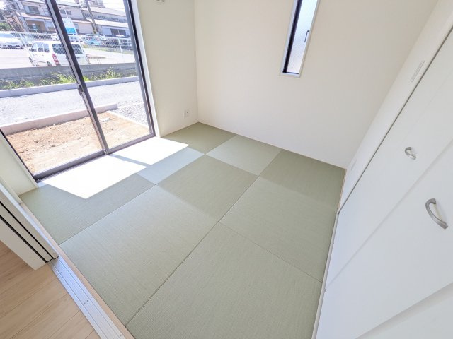 土浦市生田町　第4　新築戸建　6号棟の和室|琉球畳の和室は陽当たりも良く、落ち着ける空間です♪
リビングとの続き間になっているので、お子様の遊ぶスペースやお昼寝などにも使えます！
押し入れもあり収納にも困りません♪