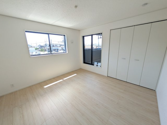 土浦市生田町　第4　新築戸建　6号棟の洋室|バルコニーに面した明るい２面採光で、毎朝爽やかな光を感じられます。