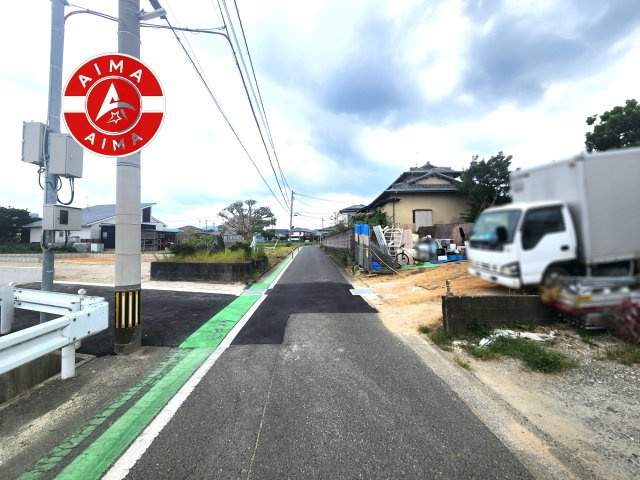 S・糟屋郡粕屋町甲仲原2丁目第4-2棟（1号棟）の前面道路含む現地写真|前面道路は閑静な住宅地をはしる車通りの少ない道路。お車の出し入れが苦手なママや小さなお子様にも安心ですね。しっかり舗装もされているので、ベビーカーや自転車で通っても快適に通行できます。