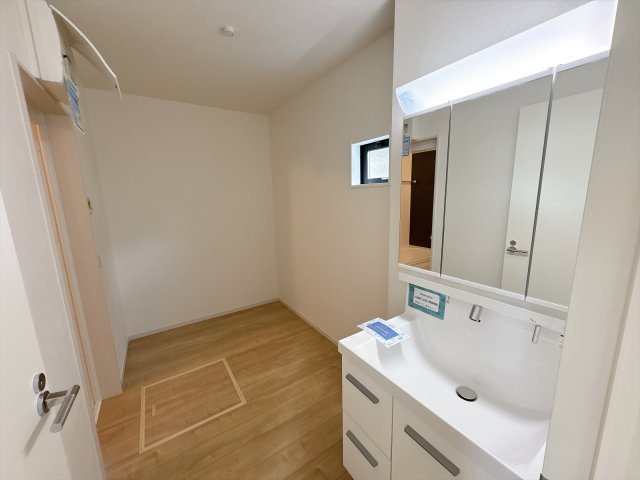 流山市江戸川台西４丁目新築戸建（江戸川台西12期）の独立洗面台