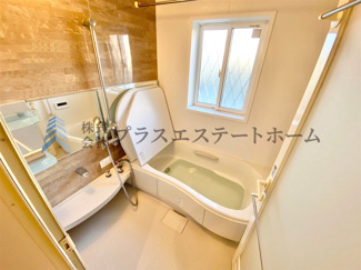 【浴室】 | 北区花山中尾台　戸建 | 横長の鏡は浴室に個性的な印象を与え、浴室を広く見せることができ開放的な空間を演出することが可能です♪