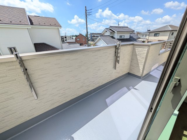 水戸市西原1丁目3636番　新築戸建て　A号棟のバルコニー|洗濯物も布団もまとめて干せるワイド設計。
広々としたワイドバルコニーで、家事の効率が上がり、日々の暮らしが快適になります。