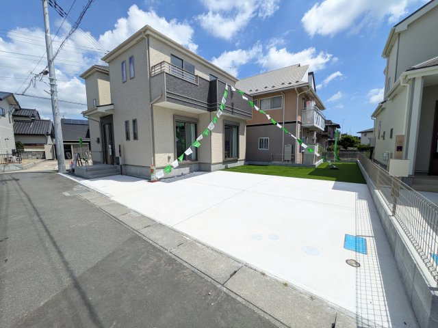 水戸市西原1丁目3636番　新築戸建て　A号棟の前面道路含む現地写真|現地完成済で建物や駐車場、お庭も全てご覧いただけます。。
本日のご見学も可能です♪
お気軽にお電話またはお問い合わせください。