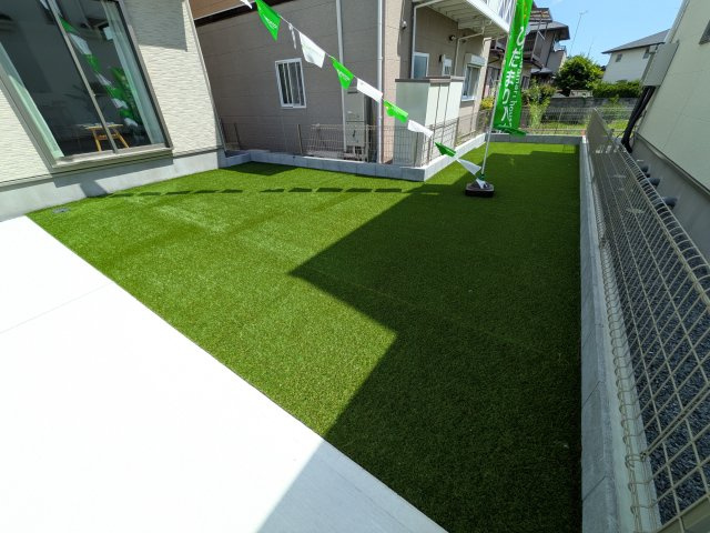 水戸市西原1丁目3636番　新築戸建て　A号棟の庭|リビングに明るい光を届ける南庭。
お子様の遊び場やペットのスペースとしても最適です。
室内外で心地よい暮らしが叶います。