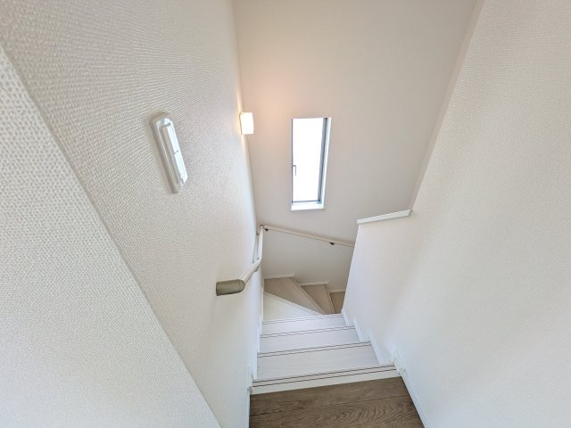 水戸市西原1丁目3636番　新築戸建て　A号棟の内装|窓付きで明るい階段は、手すり付きでお子様からご年配の方まで安心して上り下りができます♪