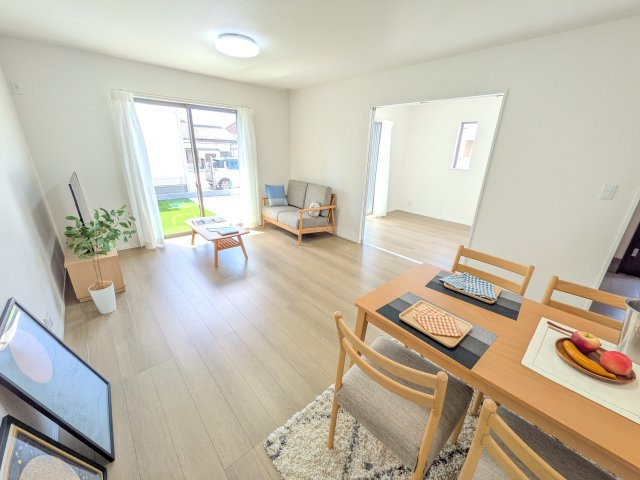 水戸市西原1丁目3636番　新築戸建て　A号棟の居間・リビング|家族の会話が自然と弾む、広々としたゆとりのLDK。南向きの窓からたっぷりの光が射し込む明るく快適な空間です。