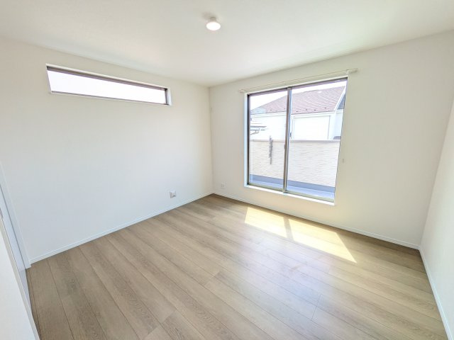 水戸市西原1丁目3636番　新築戸建て　A号棟の洋室|バルコニーに面した２面採光で明るく開放的な洋室です♪