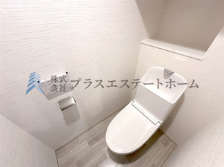 【トイレ】 | エステムコートパークウイングス | 温水洗浄便座付きで、通年快適に利用できます。棚があるのでペーパー類や掃除用具等をすっきり収納できます