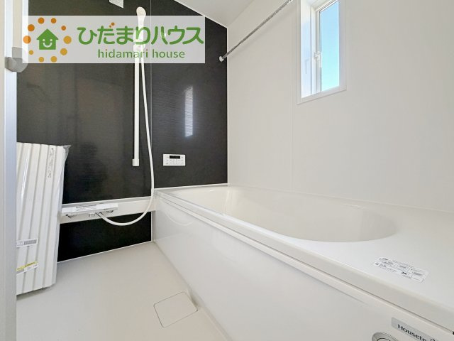 【浴室】 | 土浦市中村南第11　新築戸建　3号棟 | 何歳まで一緒に入ってくれるだろうか・・・。
広いお風呂は、お子様と一緒に入るバスタイムがより楽しくなります。