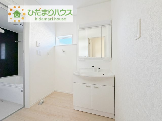 【独立洗面台】 | 土浦市中村南第11　新築戸建　3号棟 | 三面鏡の大きな鏡は憧れます(^^♪
鏡の後ろは収納となっていて、細かいものでも収納できるのでスッキリと整理できます！