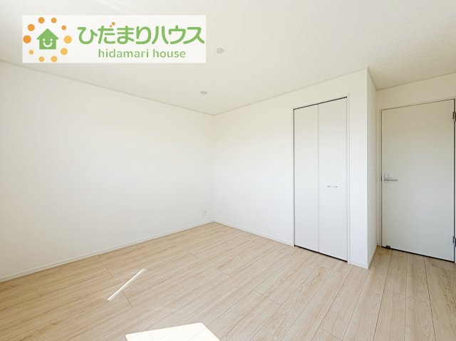 【寝室】 | 土浦市中村南第11　新築戸建　3号棟 | バルコニーに面している洋室は、主寝室にどうぞ(^^)/大きなベッドを置いても余裕の広さ！