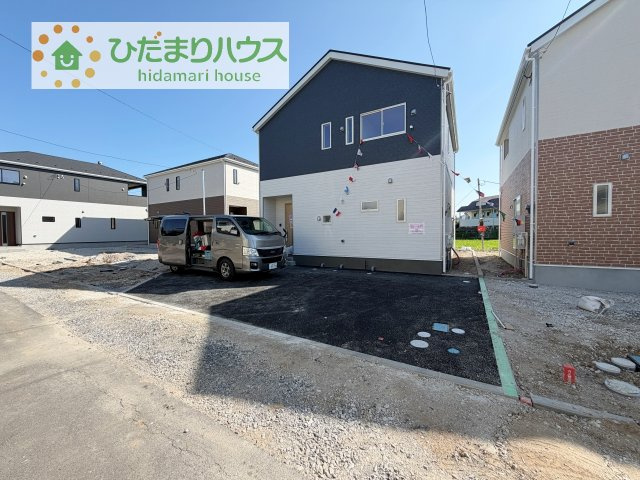 【駐車場】 | 土浦市中村南第11　新築戸建　3号棟 | ゆとりある駐車スペースは、親戚や友達が遊びにきても敷地内に駐車でき、近所に迷惑かけなくてすみます。