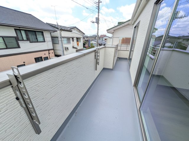 水戸市曙町1番37　新築戸建て　A号棟のバルコニー|洗濯物も布団もまとめて干せるワイド設計。
広々としたワイドバルコニーで、家事の効率が上がり、日々の暮らしが快適になります。