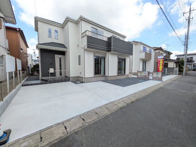 水戸市曙町1番37　新築戸建て　A号棟の前面道路含む現地写真|現地完成済で建物や駐車場、お庭も全てご覧いただけます。。
本日のご見学も可能です♪
お気軽にお電話またはお問い合わせください。
