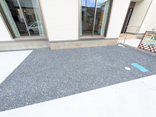 水戸市曙町1番37　新築戸建て　A号棟の庭|リビングに明るい光を届ける南庭。
お子様の遊び場やペットのスペースとしても最適です。
室内外で心地よい暮らしが叶います。