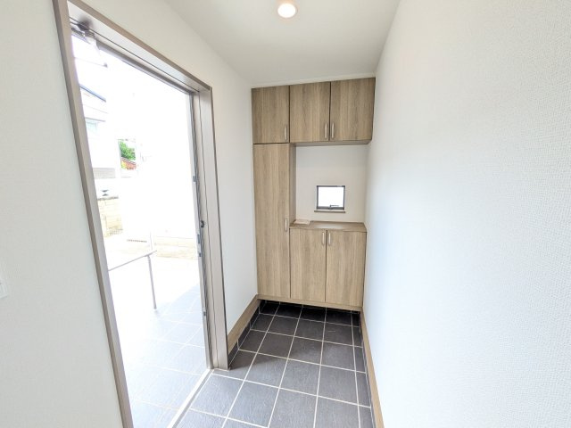 水戸市曙町1番37　新築戸建て　A号棟の玄関|家族全員の靴がスッキリ片付く大容量シューズボックス完備。
お客様を気持ちよく迎えられる、明るく清潔感あふれる玄関です。
