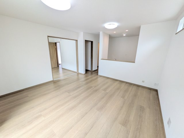 水戸市曙町1番37　新築戸建て　A号棟の居間・リビング|居心地の良いデザインと機能性を両立。ご友人を招いたり、趣味を楽しんだり、様々なシーンで活躍する団らんの中心地です。