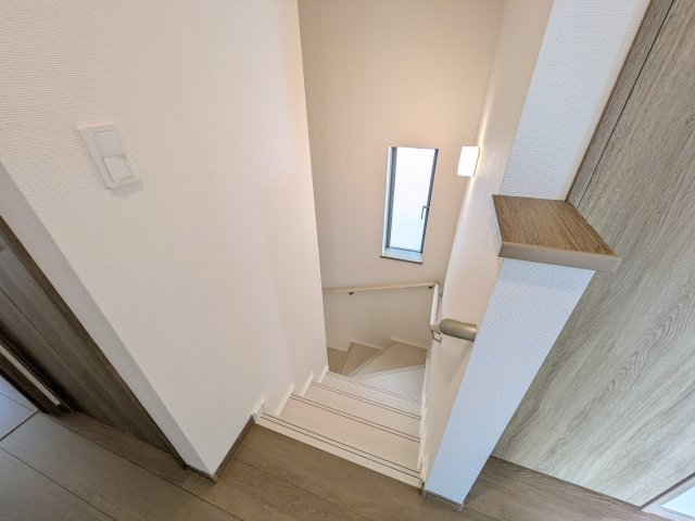 水戸市曙町1番37　新築戸建て　A号棟の内装|窓付きで明るい階段は、手すり付きでお子様からご年配の方まで安心して上り下りができます♪