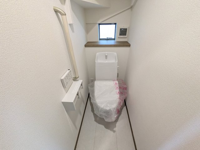 水戸市曙町1番37　新築戸建て　A号棟のトイレ|高い節水性能で、水道代を大幅にカット。環境とお財布に優しく、家計をしっかりサポートします。