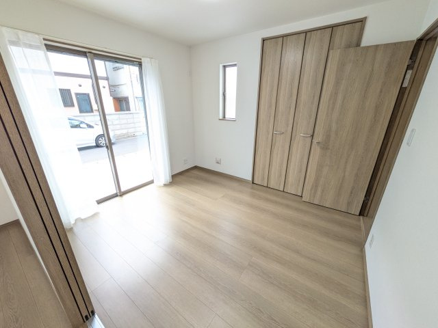 水戸市曙町1番37　新築戸建て　A号棟の洋室|リビングと繋がる多目的スペース。引き戸を開ければ広々LDK、閉じれば客間や書斎、お子様の遊び場に早変わりします。