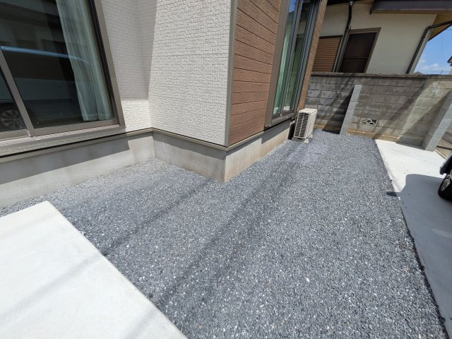 水戸市曙町1番37　新築戸建て　B号棟の庭|リビングに明るい光を届ける南庭。
お子様の遊び場やペットのスペースとしても最適です。
室内外で心地よい暮らしが叶います。
