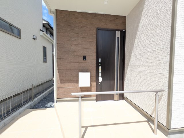 水戸市曙町1番37　新築戸建て　B号棟の玄関|お洒落な玄関ドアと洗練された外壁デザイン。家の顔にふさわしい上質な佇まいで、ご家族やお客様を迎えます。