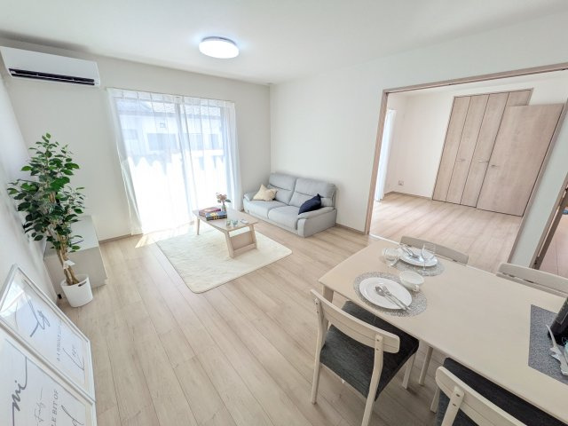 水戸市曙町1番37　新築戸建て　B号棟の居間・リビング|居心地の良いデザインと機能性を両立。ご友人を招いたり、趣味を楽しんだり、様々なシーンで活躍する団らんの中心地です。