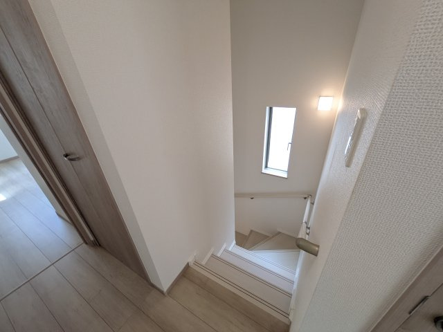 水戸市曙町1番37　新築戸建て　B号棟の内装|窓付きで明るい階段は、手すり付きでお子様からご年配の方まで安心して上り下りができます♪