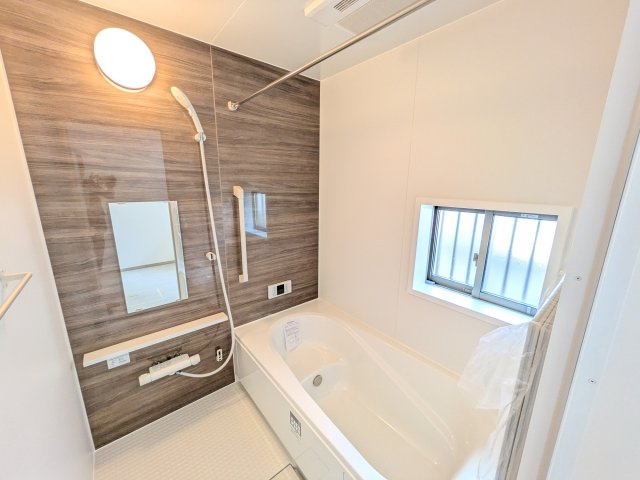 水戸市曙町1番37　新築戸建て　B号棟の浴室|1坪タイプのゆったりとしたバスルームは浴室暖房換気乾燥機付きで、どんな季節でも快適なバスタイムを満喫出来ます♪
窓付きで明るく開放的なところも良いですね！