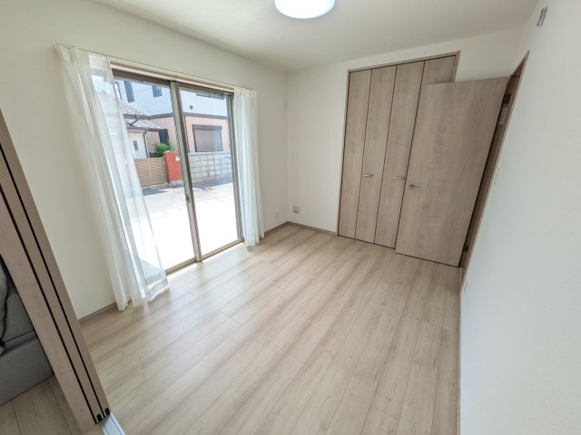 水戸市曙町1番37　新築戸建て　B号棟の洋室|リビングと繋がる多目的スペース。引き戸を開ければ広々LDK、閉じれば客間や書斎、お子様の遊び場に早変わりします。