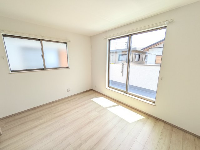 水戸市曙町1番37　新築戸建て　B号棟の洋室|バルコニーに面した２面採光で明るく開放的な洋室です♪