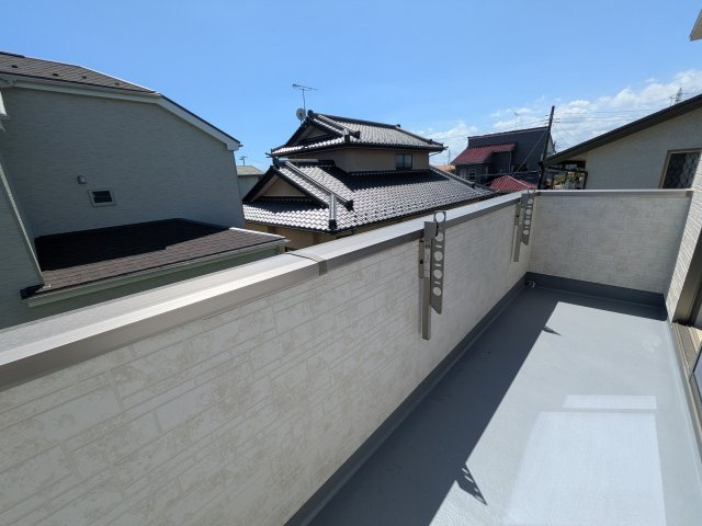 ひたちなか市津田2020番　新築戸建て　A号棟のバルコニー|洗濯物も布団もまとめて干せるワイド設計。
広々としたワイドバルコニーで、家事の効率が上がり、日々の暮らしが快適になります。