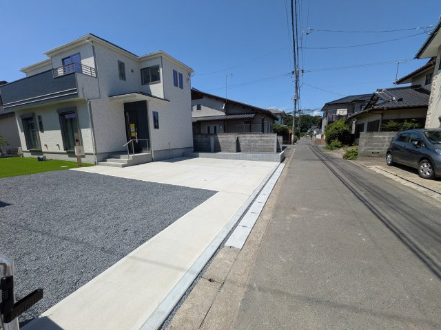 ひたちなか市津田2020番　新築戸建て　A号棟の前面道路含む現地写真|現地完成済で建物や駐車場、お庭も全てご覧いただけます。。
本日のご見学も可能です♪
お気軽にお電話またはお問い合わせください。