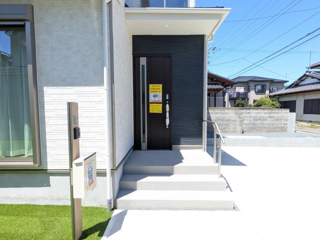 ひたちなか市津田2020番　新築戸建て　A号棟の玄関|お洒落な玄関ドアと洗練された外壁デザイン。家の顔にふさわしい上質な佇まいで、ご家族やお客様を迎えます。