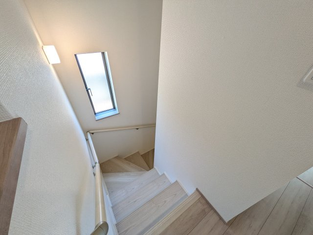 ひたちなか市津田2020番　新築戸建て　A号棟の内装|窓付きで明るい階段は、手すり付きでお子様からご年配の方まで安心して上り下りができます♪